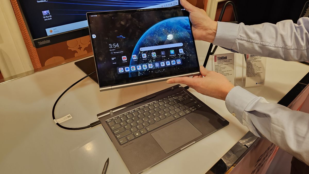 ThinkBook Plus Gen 5 Hybrid sử dụng hệ điều hành Windows ở chế độ laptop (Ảnh: TheVerge).
